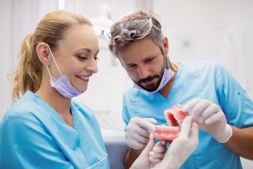 Dlaczego implanty zębowe są najlepszą odbudową utraconych zębów?